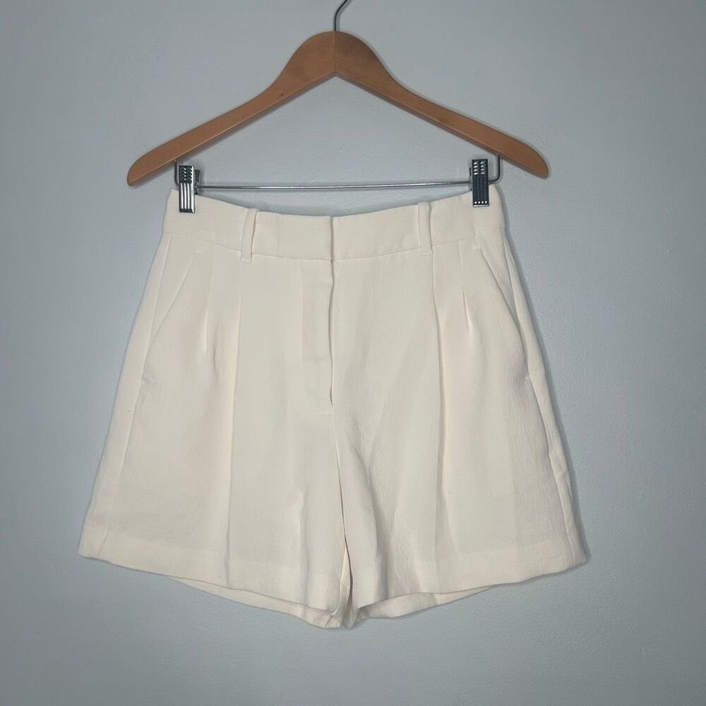 Aritzia Effortless High-Waisted Pleated Shorts White / Off-White Size 6